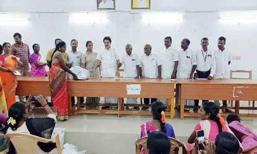 தொடக்கப்பள்ளி குழந்தைகளுக்கு தட்டு, டம்ளர்