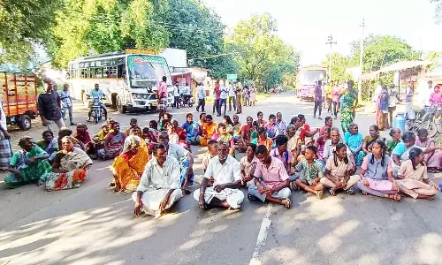 சாலை அமைக்க கோரி பொதுமக்கள் மறியல்