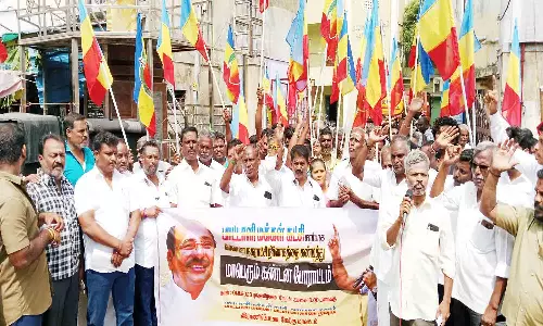 நகராட்சி நிர்வாகத்தை கண்டித்து பா.ம.க. ஆர்ப்பாட்டம்