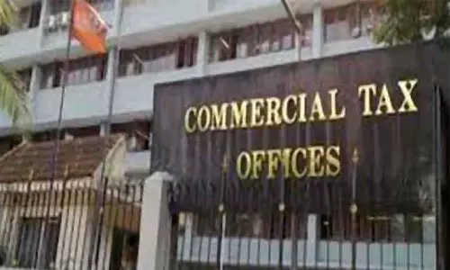 வணிக வரித்துறையினர் சோதனையால் துறைமுகங்களுக்கு ஆடைகளை  கொண்டு செல்வதில் தாமதம் ஏற்படுகிறது - உற்பத்தியாளர்கள்  புகார்