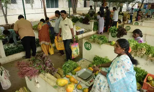 உடுமலை உழவர் சந்தையை விரிவாக்கம் செய்ய விவசாயிகள் கோரிக்கை