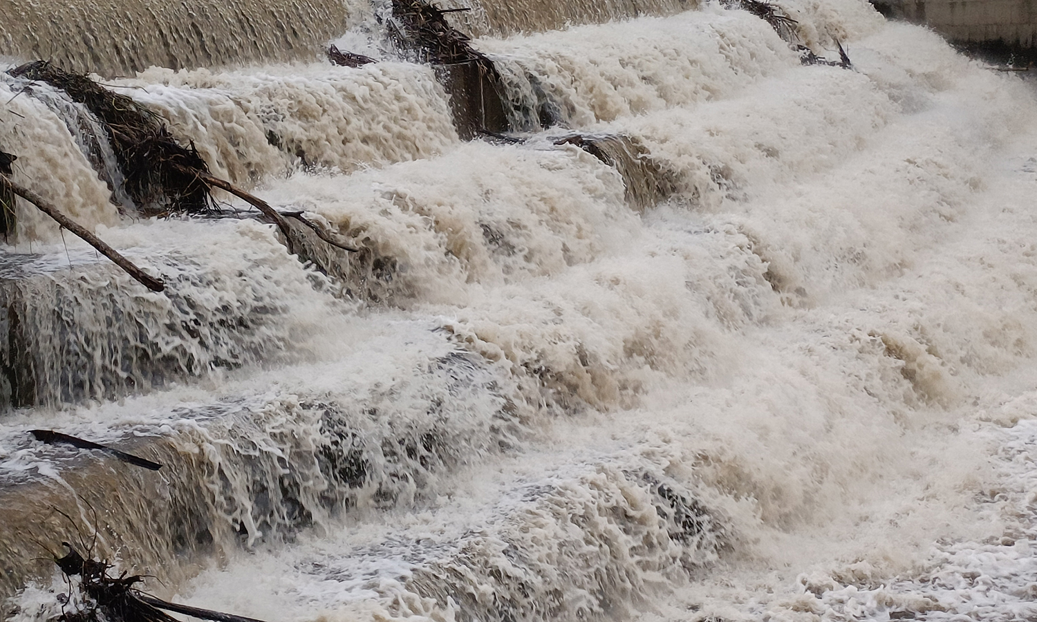 தேனி மாவட்டத்தில் கன மழை : பெரியாறு, வைகை அணைகளின் நீர்மட்டம் கிடு கிடு உயர்வு -அருவிகளில் வெள்ளப்பெருக்கு