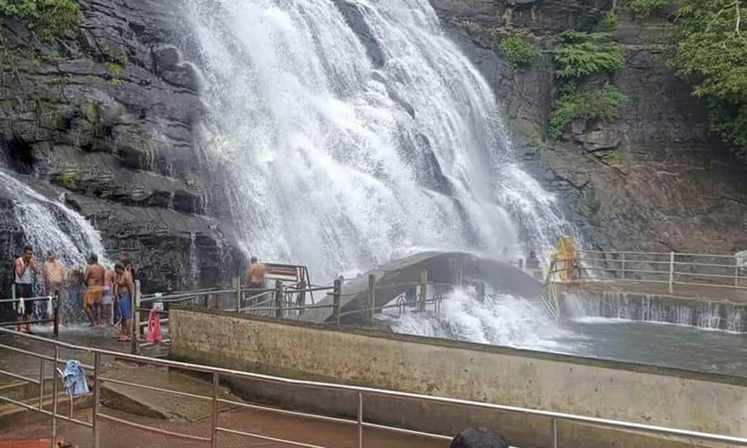 ஐந்தருவி, பழைய குற்றால அருவிகளை தொடர்ந்து மெயினருவியில் சுற்றுலா பயணிகள் குளிக்க அனுமதி