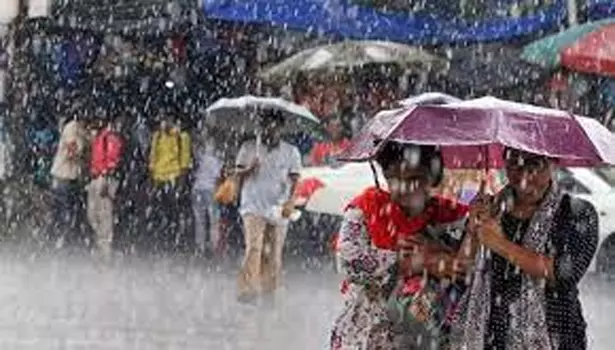 பரமத்திவேலூர் சுற்றுவட்டாரப் பகுதிகளில்வெளுத்து வாங்கிய கனமழை பரமத்திவேலூர் சுற்றுவட்டாரப் பகுதிகளில்வெளுத்து வாங்கிய கனமழை