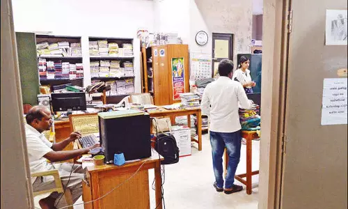 திருப்பூர் கலெக்டர் அலுவலகத்தில் ரூ.2½ லட்சம் லஞ்ச பணத்துடன் சிக்கிய அதிகாரி மீது வழக்குப்பதிவு