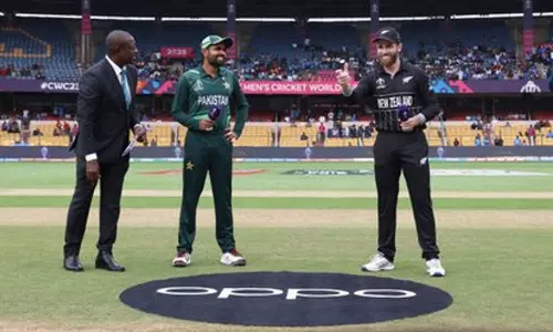 அரையிறுதி வாய்ப்பை தக்கவைக்குமா?: டாஸ் வென்ற பாகிஸ்தான் பந்துவீச்சு தேர்வு