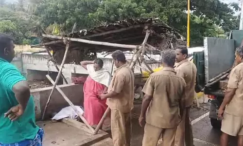 போடியில் அனுமதியின்றி ஆக்கிரமிப்பில் இயங்கிய இறைச்சி கடைகள் அகற்றம்