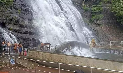 ஐந்தருவி, பழைய குற்றால அருவிகளை தொடர்ந்து மெயினருவியில் சுற்றுலா பயணிகள் குளிக்க அனுமதி