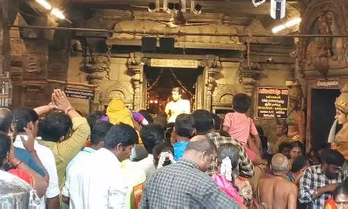 திருநள்ளாறு  சனீஸ்வரர் கோவிலில் குவிந்த பக்தர்கள்