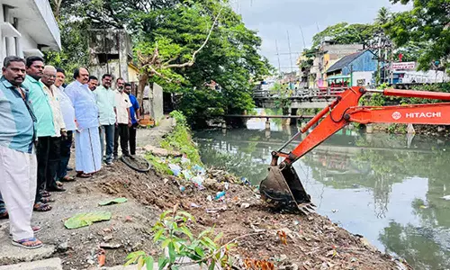 உப்பனாறு தூர் வாரும் பணியை கென்னடி எம்.எல்.ஏ. ஆய்வு