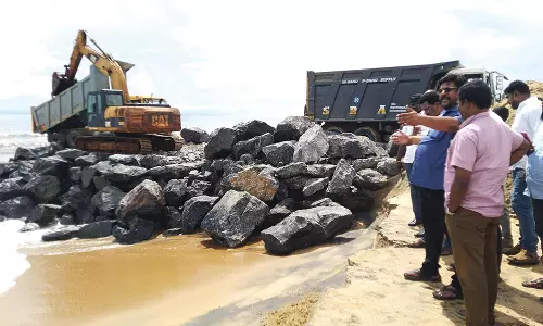 மாமல்லபுரத்தில் கடல் அரிப்பை தடுக்க ரூ.9.62 கோடியில், நேர் கல் தடுப்பு அமைக்கும் பணி தீவிரம்