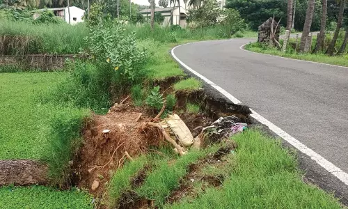 சுங்கான்கடையில் மழையால் சேதமான சாலையை சீரமைக்க வேண்டும்