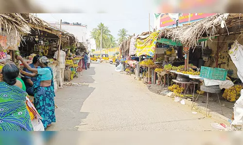 பஸ் நிலைய கடைக்காரர்களால் ஆக்கிரமிப்பு-போக்குவரத்து பாதிப்பு