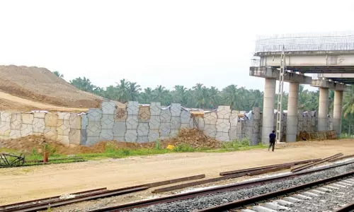 நாகர்கோவில் அருகே நான்கு வழிச்சாலையில் ரெயில்வே பாலம்-சாலையை இணைக்க மணல் நிரப்பும் பணி தீவிரம்