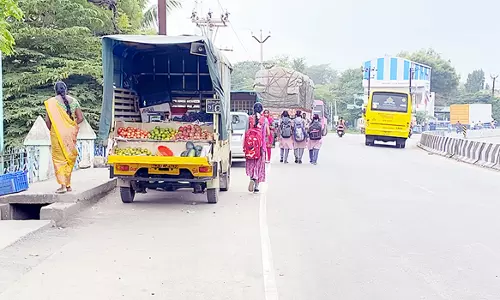 சங்ககிரியில் சாலையை ஆக்கிரமித்து நிறுத்தப்பட்டுள்ள வாகனங்களால் பள்ளி, கல்லூரி மாணவர்கள் அவதி