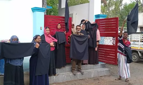 அடிப்படை வசதிகளை செய்து தரக்கோரி கோவையில் வீடுகளில் கருப்பு கொடி ஏற்றி பொதுமக்கள் போராட்டம்