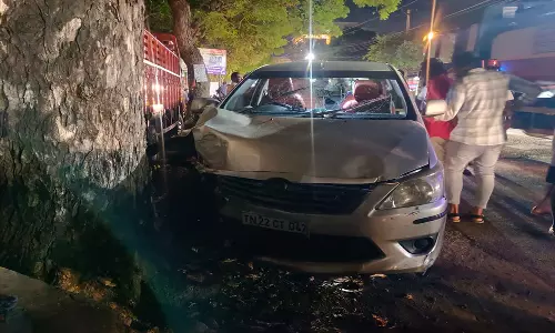 காரைக்காலில் கார் மோதி இளம் பெண் பலி: 4 பேர் படுகாயம்