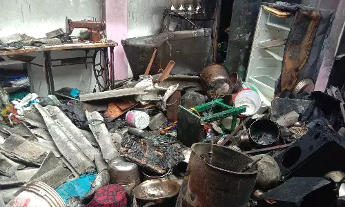 வீட்டில் சமையல் செய்யும் போது கியாஸ் சிலிண்டர் வெடித்து சிதறியது: அதிர்ஷ்டவசமாக குடும்பத்தினர் உயிர் தப்பினர்