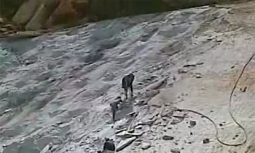 பாறைக்கு வெடி வைத்த 2 டிராக்டர்கள் பறிமுதல்