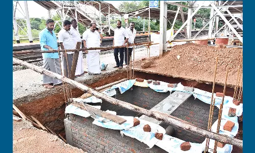 ரெயில் நிலையத்தில் புதிய கட்டமைப்பு பணிகள் ஆய்வு