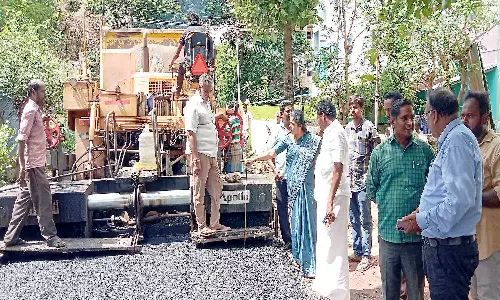 ரூ.20 லட்சத்தில் தார் சாலை அமைக்கும் பணி