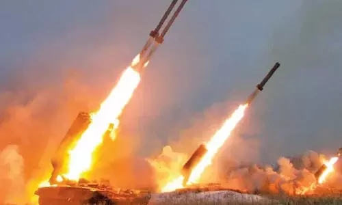 ரஷிய கட்டுப்பாட்டில் உள்ள கெர்சன் நகர் மீது உக்ரைன் ஏவுகணை தாக்குதல்- 6 பேர் உயிரிழப்பு