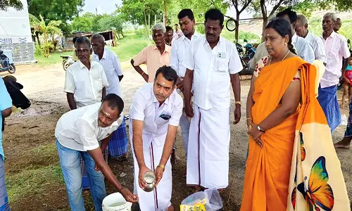சிவகிரி அருகே தார்சாலை அமைக்கும் பணி