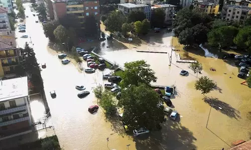 இத்தாலியில் கடும் வெள்ளம்- 6 பேர் பலி வீடுகளை தண்ணீர் சூழ்ந்ததால் பொதுமக்கள் தவிப்பு