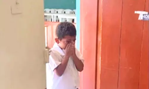 ஏழை சிறுவனின் பிறந்தநாளை கொண்டாடிய பள்ளி மாணவர்கள்