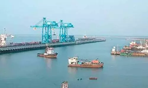 எண்ணூர் துறைமுகத்தில் கண்டெய்னர் லாரி கடலுக்குள் கவிழ்ந்தது- டிரைவர் காயத்துடன் மீட்பு