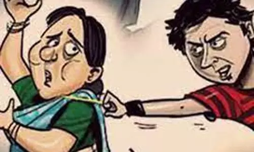 முகத்தில் மிளகாய்பொடி தூவி   பெண்ணிடம் 9 பவுன் நகை பறிப்பு