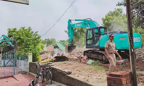 அனகாபுத்தூரில் அடையாறு ஆற்றின் கரையில் ஆக்கிரமிப்பு வீடுகள் இடிப்பு- பொதுமக்கள் மறியல்