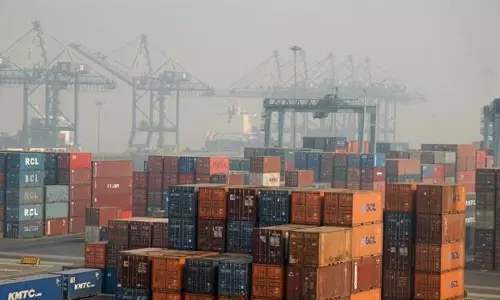 எண்ணூர் துறைமுகத்தில் கண்டெய்னர் லாரி கடலுக்குள் கவிழ்ந்தது: டிரைவர் காயத்துடன் மீட்பு