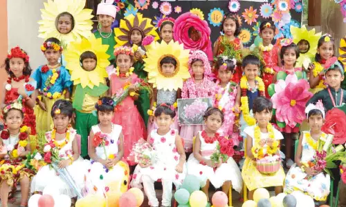 திருப்பூர் விகாஸ் வித்யாலயா மெட்ரிக்  பள்ளியில் வண்ண மலர்கள் தினம் கொண்டாட்டம்