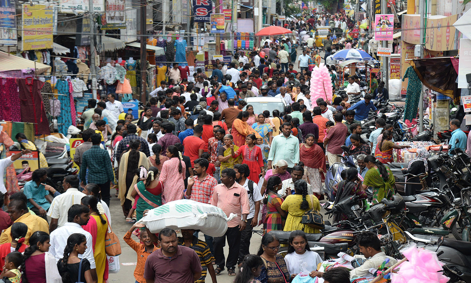 ஈரோடு கடை வீதிகளில் அலைமோதும் மக்கள் கூட்டம் ஈரோடு கடை வீதிகளில் அலைமோதும் மக்கள் கூட்டம்