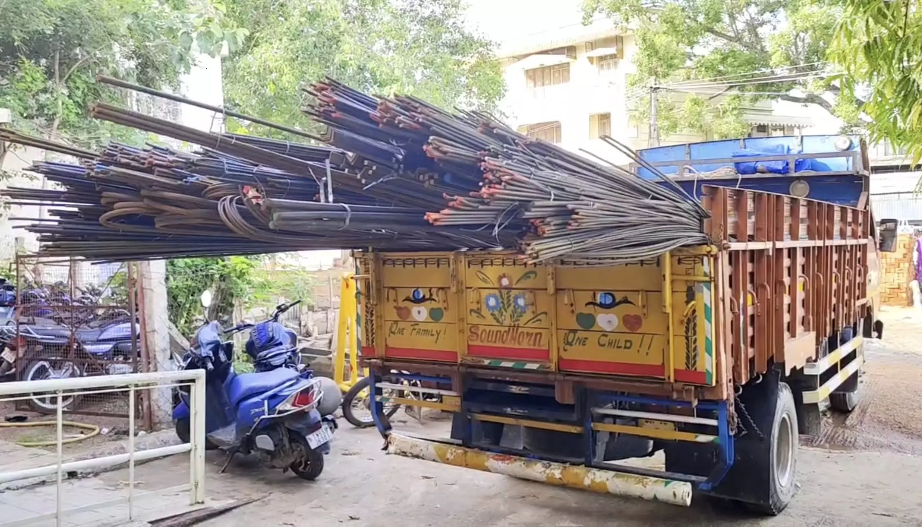 ரூ.4.50 லட்சம் மதிப்பிலான கம்பிதிருடியவர் கைது; லாரி பறிமுதல் ரூ.4.50 லட்சம் மதிப்பிலான கம்பிதிருடியவர் கைது; லாரி பறிமுதல்