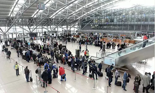 வானை நோக்கி துப்பாக்கியால் சுட்ட நபரால் பரபரப்பு - ஹாம்பர்க் விமான நிலையம் மூடல்