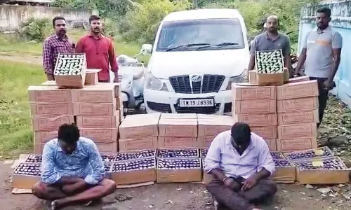 திண்டிவனம் அருகே கடத்தப்பட்ட ரூ.10 லட்சம் மதிப்பிலான புதுவை மதுபாட்டில்கள் பறிமுதல்: 2 பேர் கைது