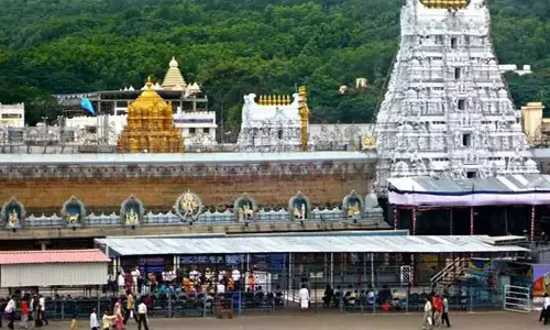 திருப்பதி கோவிலில் தரிசனத்திற்கு 12 மணி நேரம் காத்திருந்த பக்தர்கள்