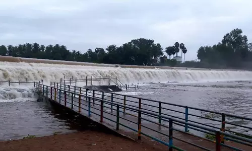கொடிவேரி தடுப்பணையில் குளிக்க சுற்றுலா பயணிகளுக்கு அனுமதி இல்லை: பரிசல் இயக்கவும் தடை