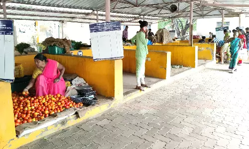 தொடர் மழை எதிரொலி:தக்காளி வரத்து குறைவால் விலை உயர்வு