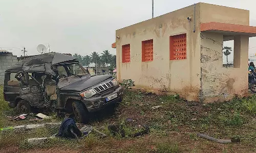 நிழற்குடை மீது ஜீப் மோதி விபத்து: வனத்துறை அதிகாரி உள்பட 3 பேர் உடல் நசுங்கி பலி