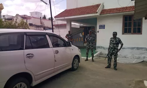 புஞ்சை தோட்டக்குறிச்சியில் தி.மு.க. பிரமுகர் வீட்டில் 2-வது நாளாக நள்ளிரவு வரை நீடித்த வருமானவரித்துறை சோதனை