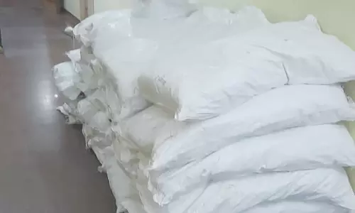 பூதப்பாண்டி அருகே காரில் கடத்தி வந்த 300 கிலோ குட்கா பறிமுதல்