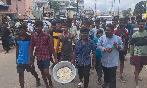 அரசு விடுதி மாணவர்கள் திடீர் மறியல்