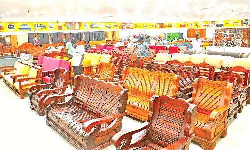 வாடிக்கையாளர்களை கவரும் வகையில் புது, புது டிசைன்களுடன் அலங்கரிக்கும் ராயல் பர்னிச்சர்