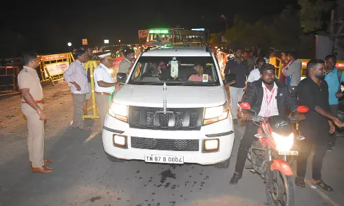 கடலூர் ஆல்பேட்டை சோதனை சாவடியில்  நள்ளிரவில் போலீசார் அதிரடி சோதனை:  30-க்கும் மேற்பட்ட வாகனங்கள் பறிமுதல்