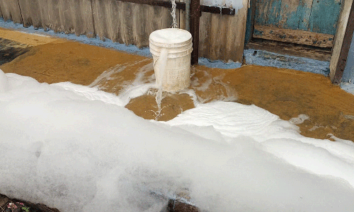 குடிநீர் குழாயில் நுரையுடன் தண்ணீர் வந்ததால் பரபரப்பு