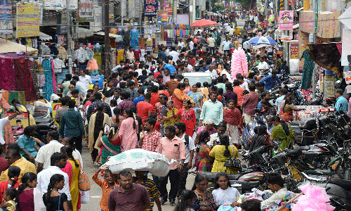 ஈரோடு கடை வீதிகளில் அலைமோதும் மக்கள் கூட்டம்