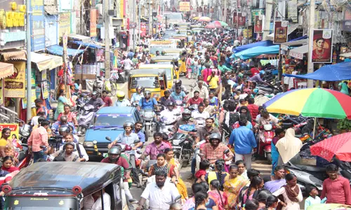 மழையை பொருட்படுத்தாமல் ஜவுளி வாங்க அலைமோதிய கூட்டம்